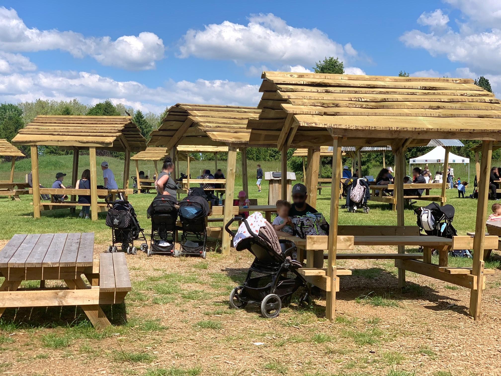 Sortie centre de loisirs et groupe en Île-de-France - Parc animalier immersif Parrot World - Aire de Pique-nique Gratuite