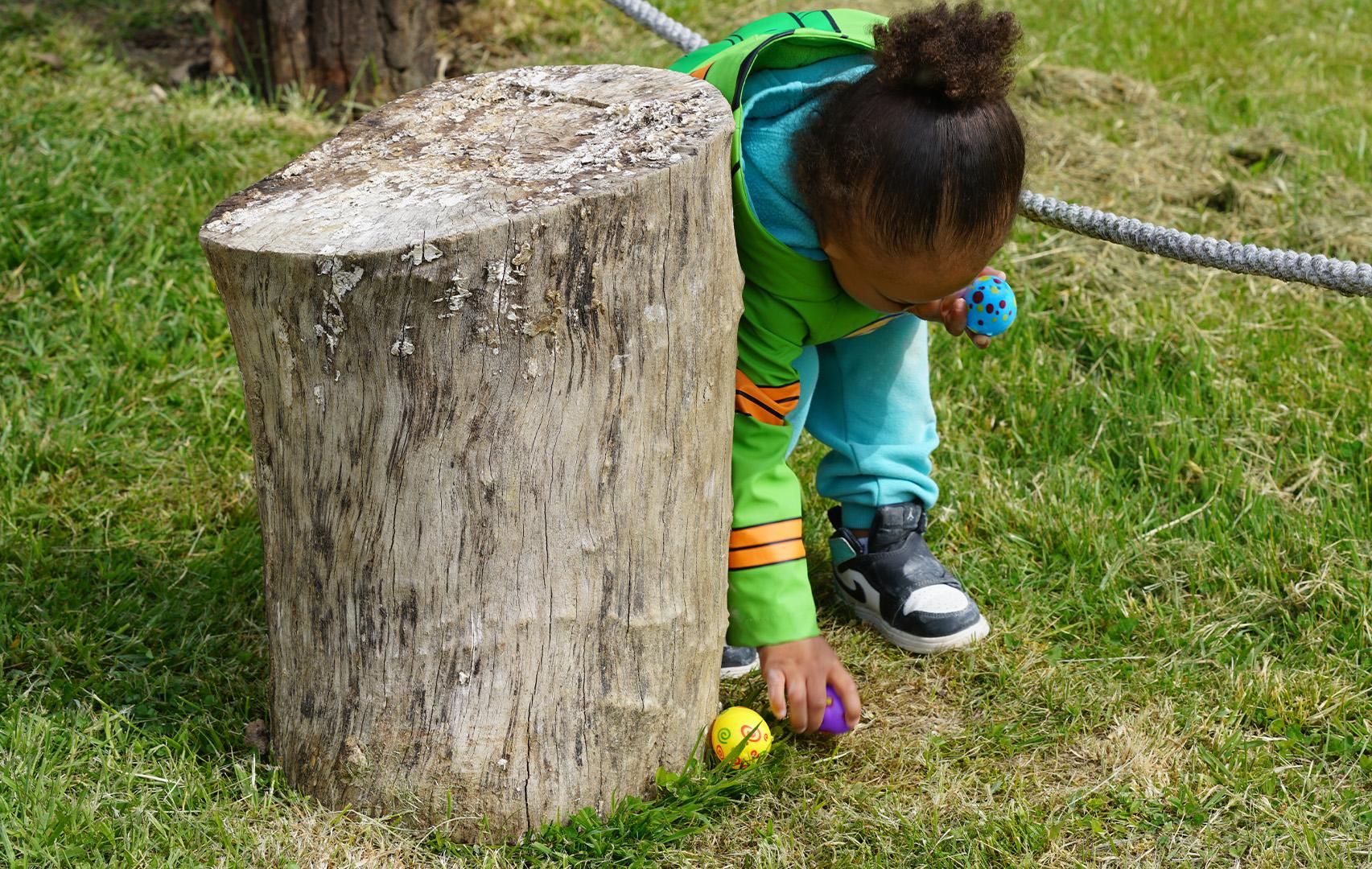 Chasse aux oeufs 2026 - Animation spéciale Pâques 2026 à Parrot World - Enfant ramassant un chocolat