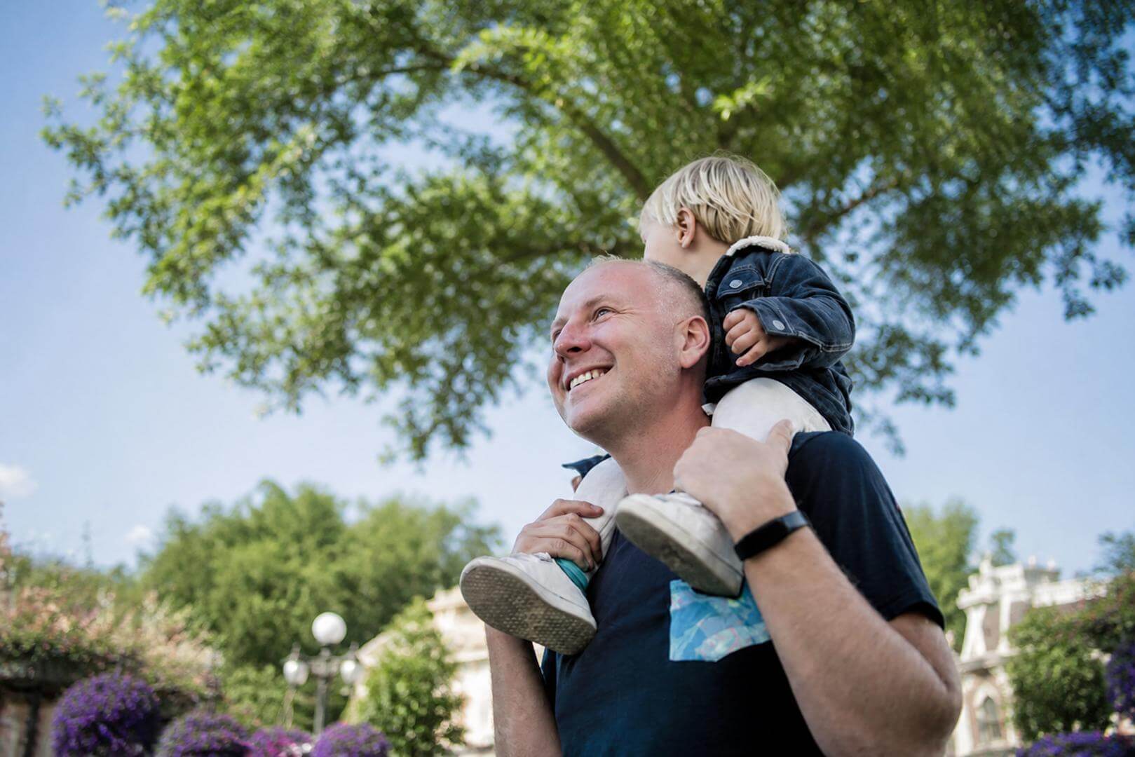 Famille émerveillée lors d'un séjour à Disneyland Paris prolongé par une journée nature à Parrot World, à 20 min
