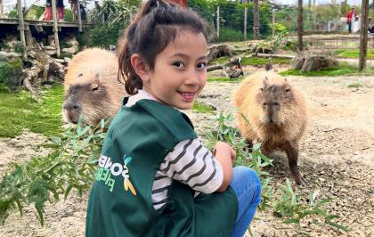 Activité Soigneur en Herbe à Parrot World près de Disneyland Paris – enfants découvrant les capybaras