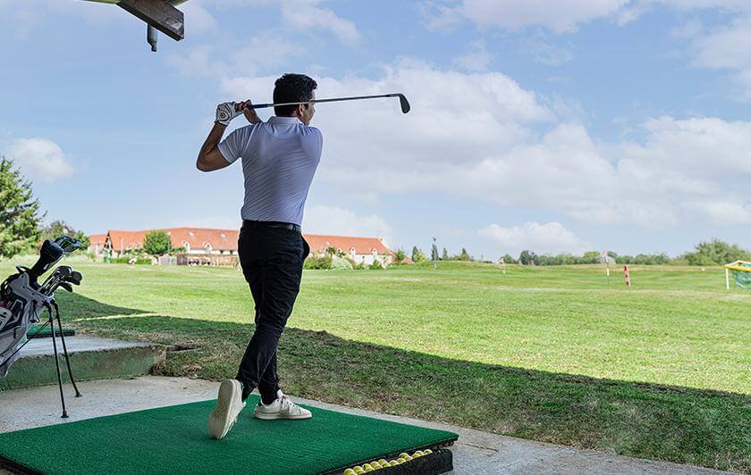 Initiation au golf pour un séminaire d'entreprise en Île-de-France à 40min de Paris - 100m de Parrot World le parc animalier immersif