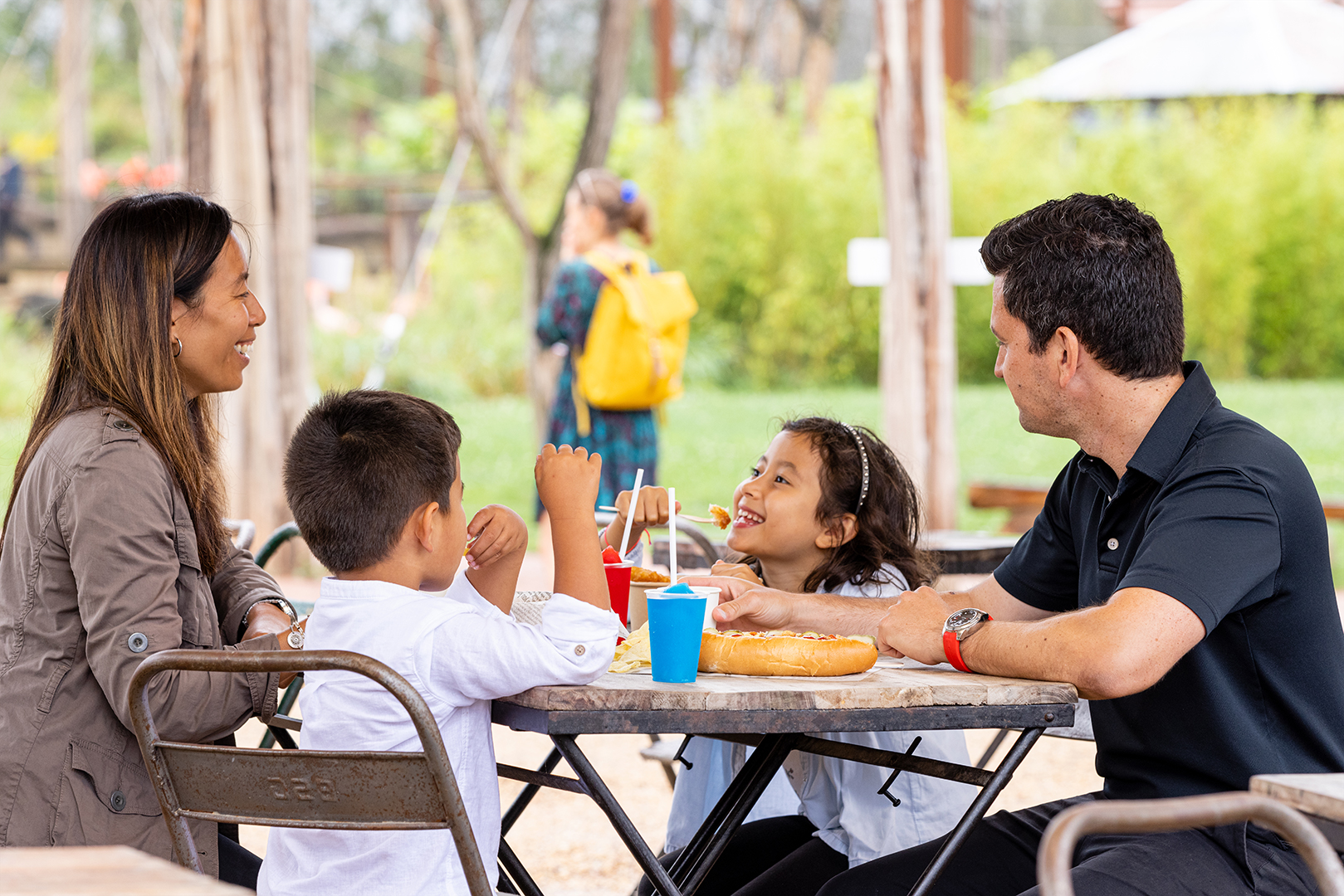 Camp de Base : restauration à Parrot World. Le parc animalier immersif proche de Paris - Décor Amérique du Sud