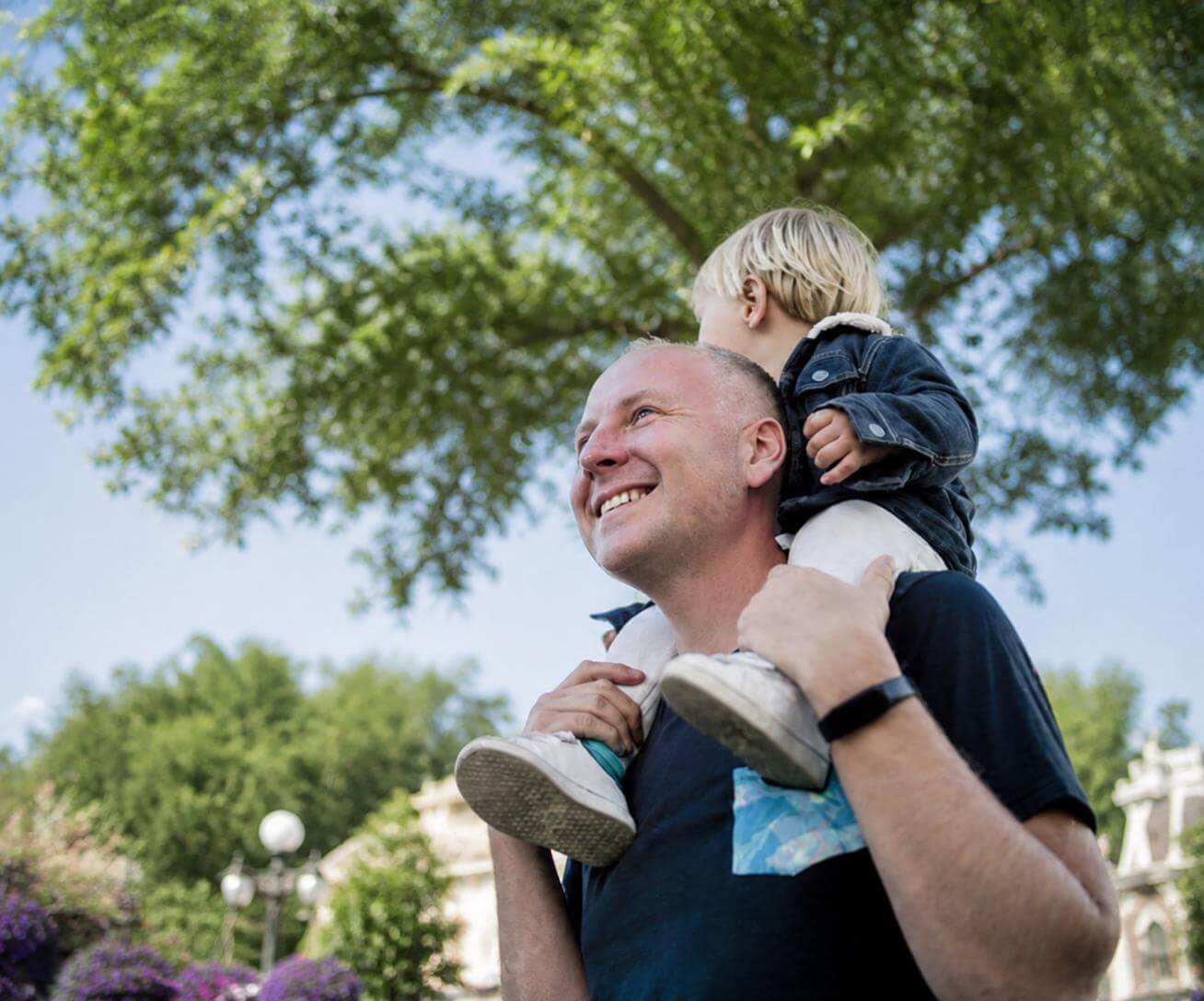 Famille émerveillée lors d'un séjour à Disneyland Paris prolongé par une journée nature à Parrot World, à 20 min