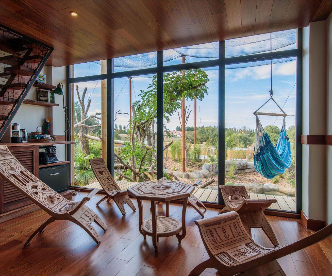 Lodge Jaguar salon parrot world