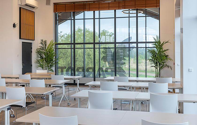 Séminaire d'entreprise dans la salle Amazone de Parrot World, au cœur de la grande volière immersive - Parc animalier près de Paris