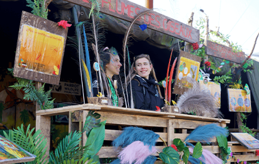 Stand plumes - Animation Carnaval de Rio - Parrot World
